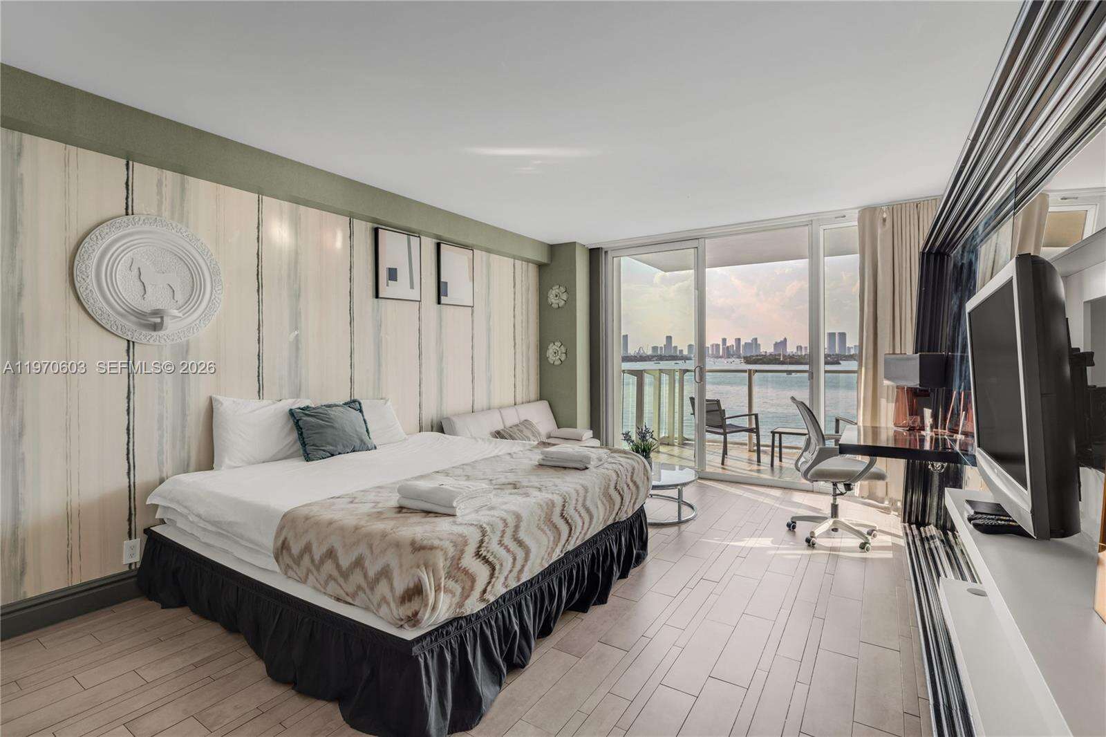 Mondrian Unit #520 | Picture 10