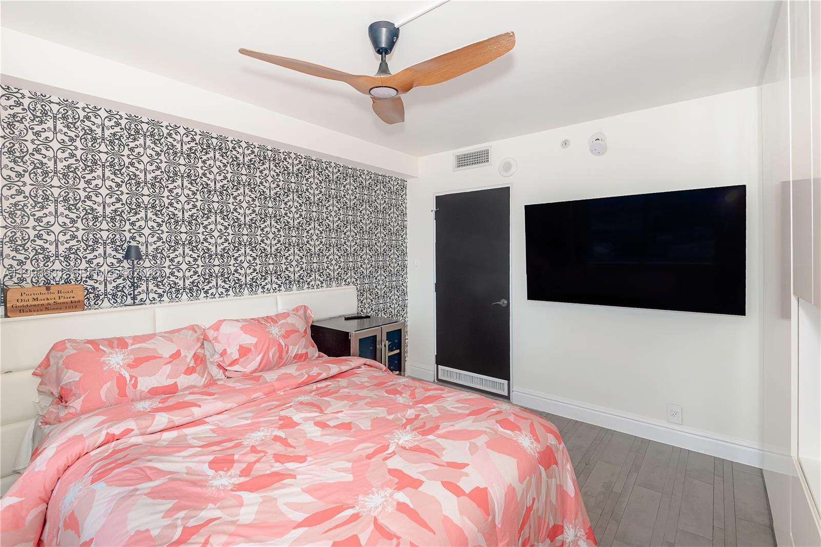 Mondrian Unit #1427 | Picture 22