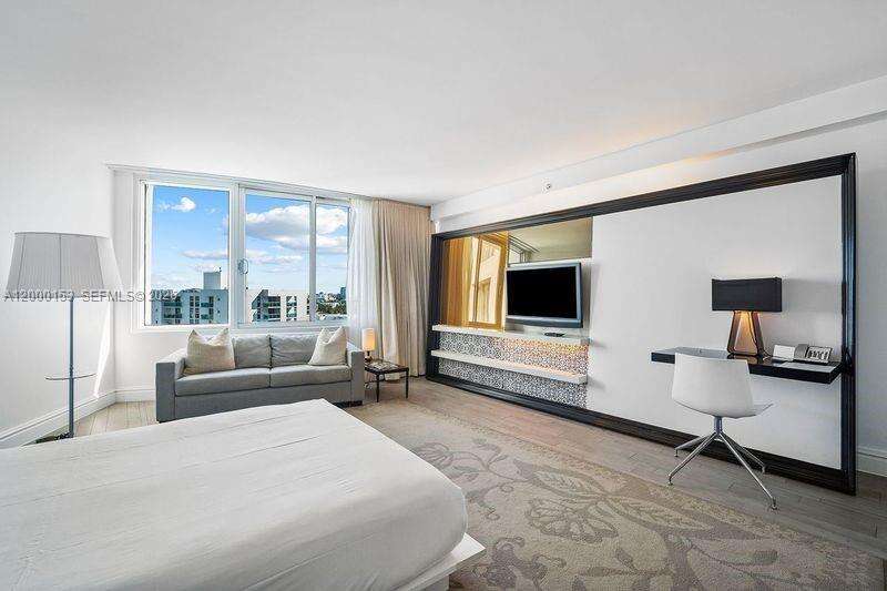 Mondrian Unit #819 | Picture 2