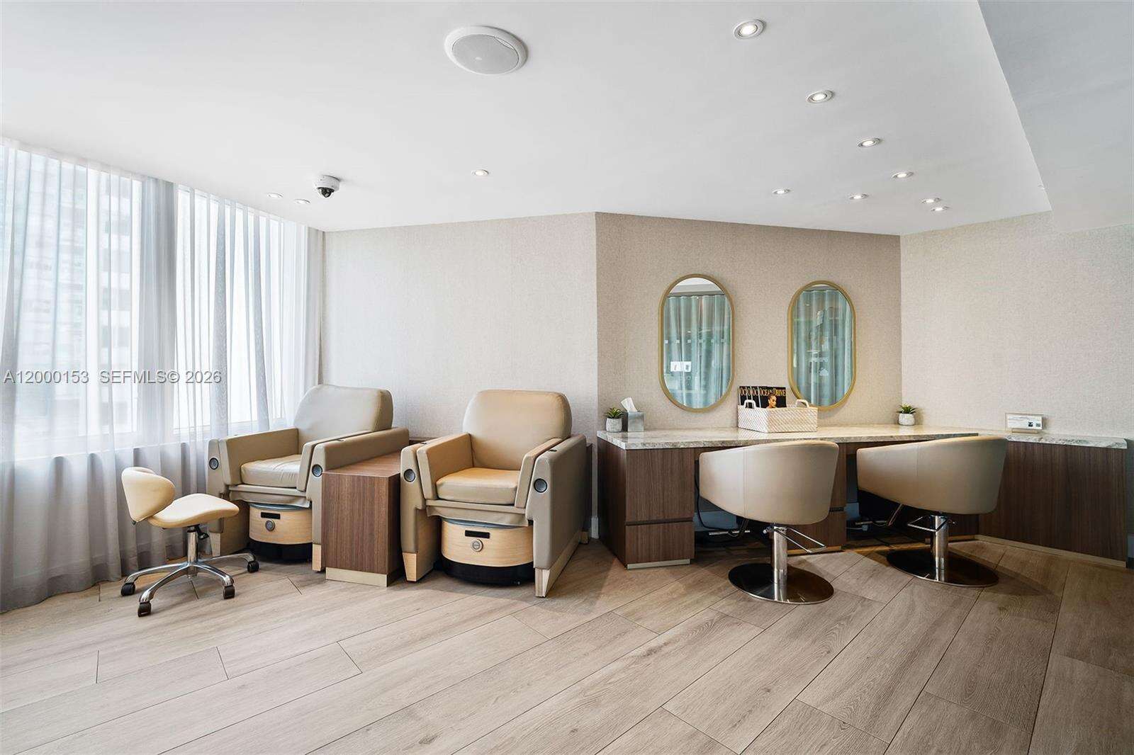 Mondrian Unit #819 | Picture 19