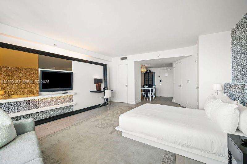 Mondrian Unit #819 | Picture 3