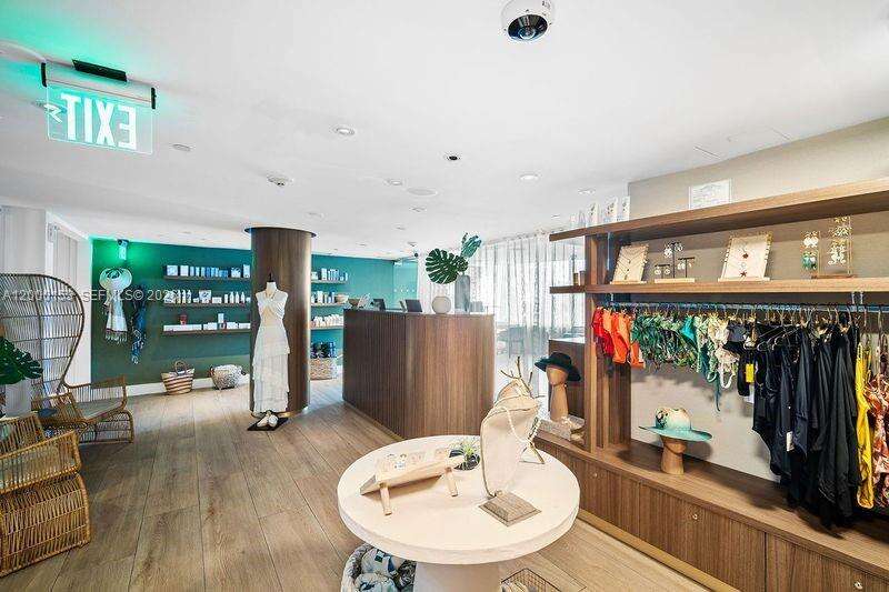 Mondrian Unit #819 | Picture 5