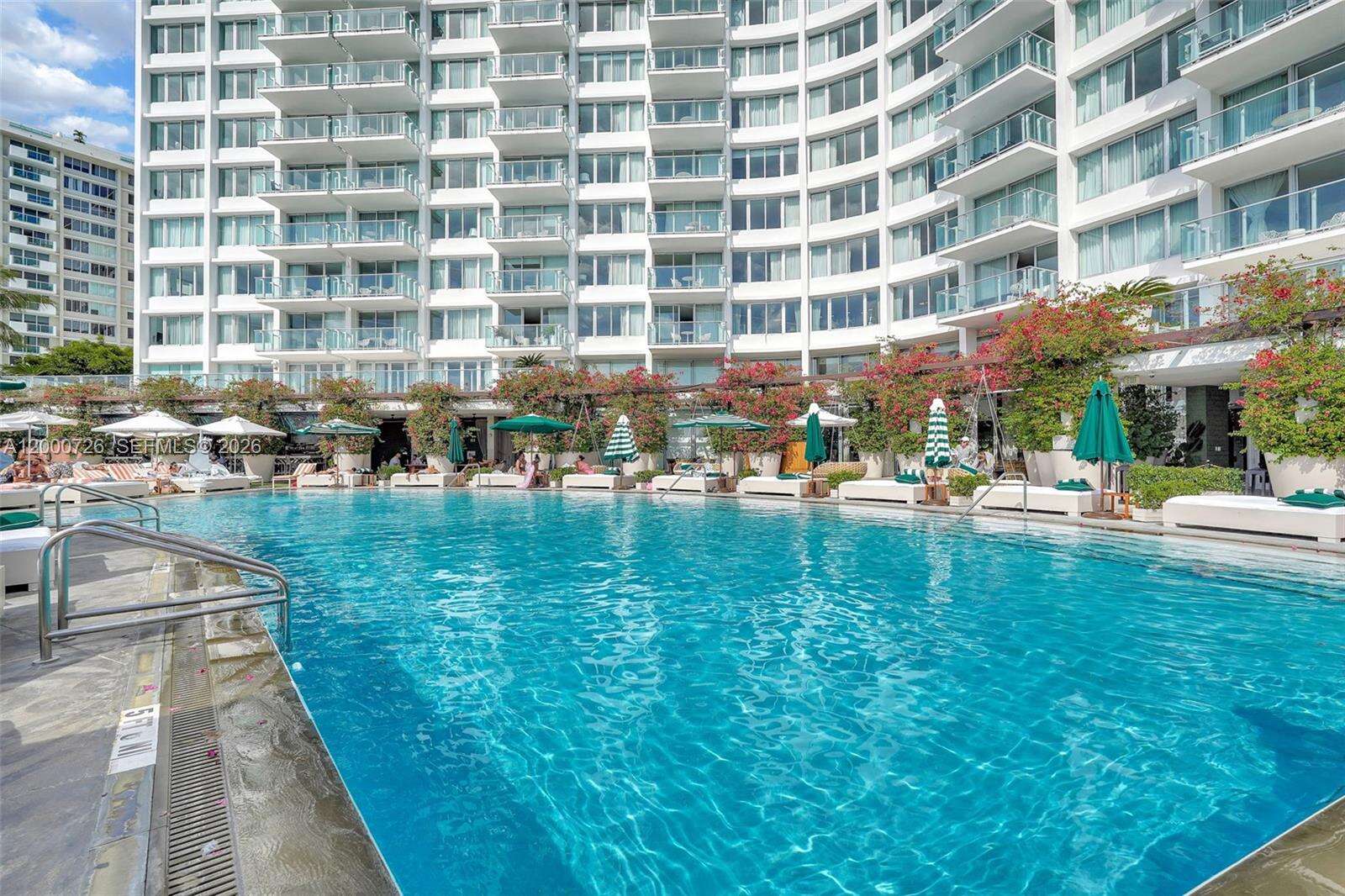 Mondrian Unit #916 | Picture 12