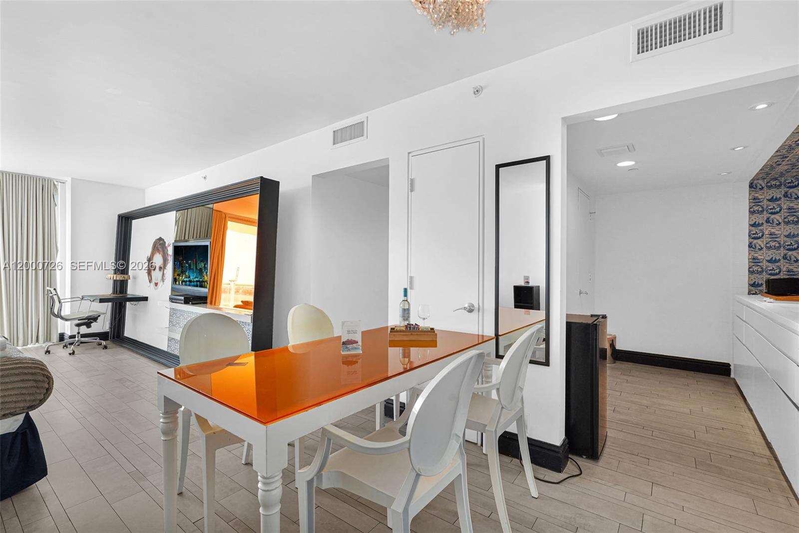 Mondrian Unit #916 | Picture 17