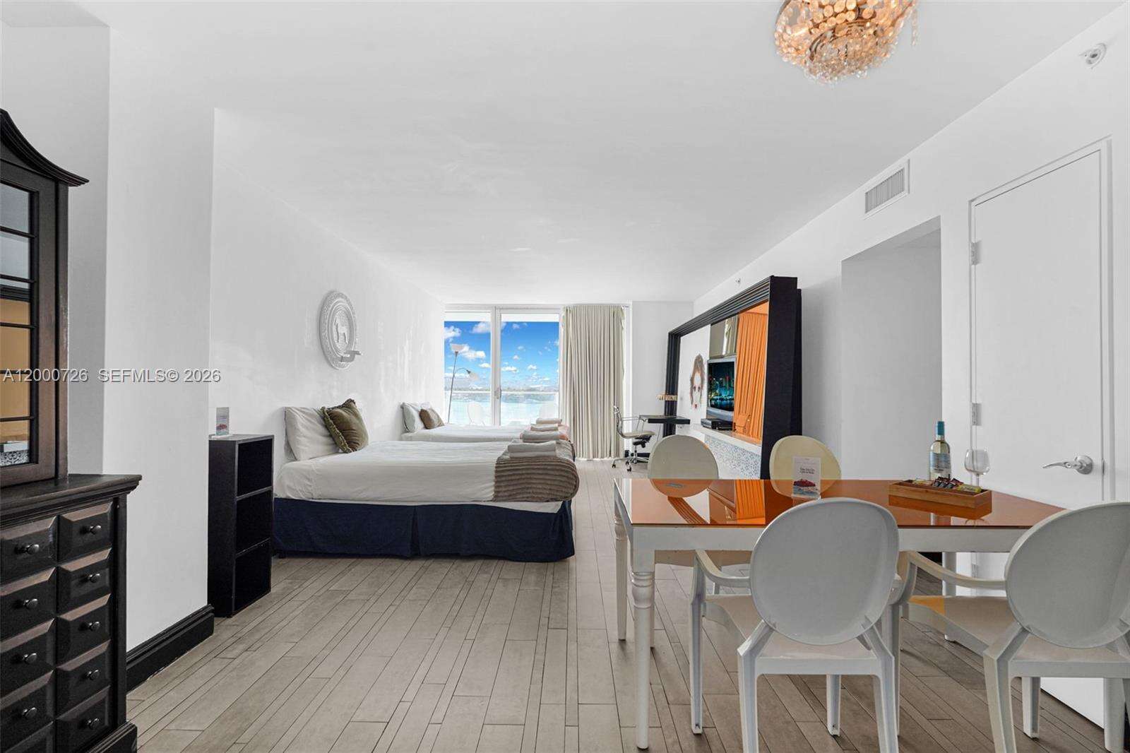 Mondrian Unit #916 | Picture 18