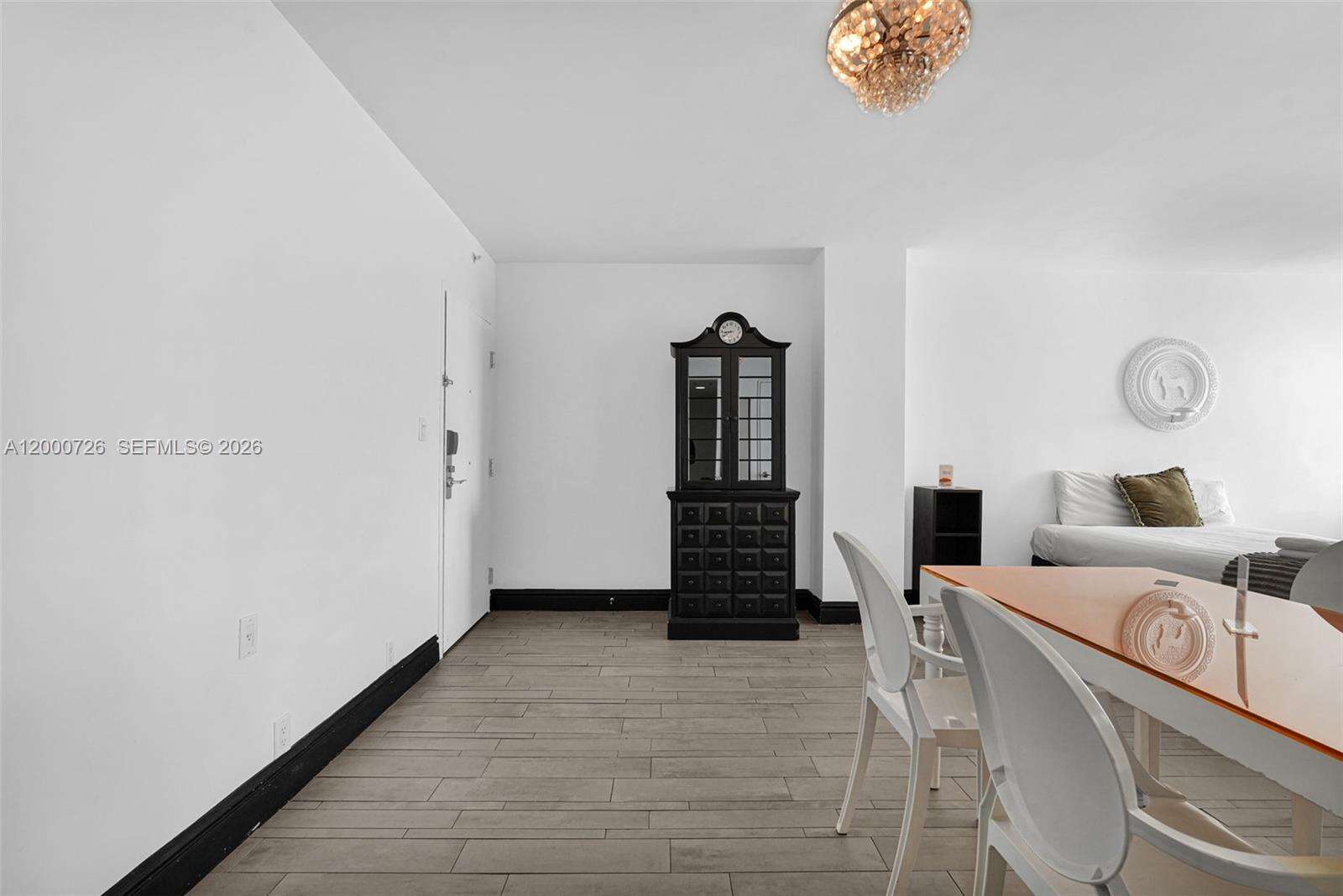 Mondrian Unit #916 | Picture 19