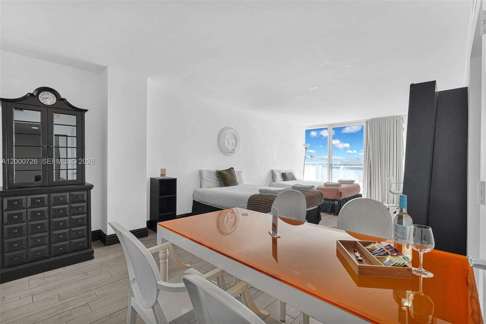 Mondrian Unit #916 | Picture 20