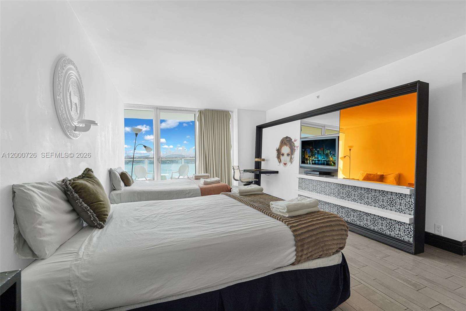 Mondrian Unit #916 | Picture 21