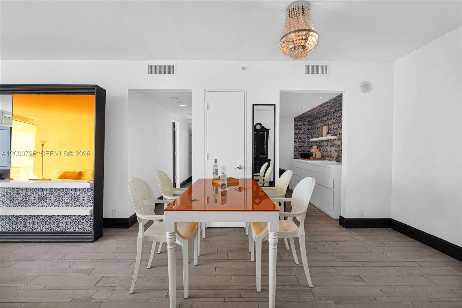 Mondrian Unit #916 | Picture 22