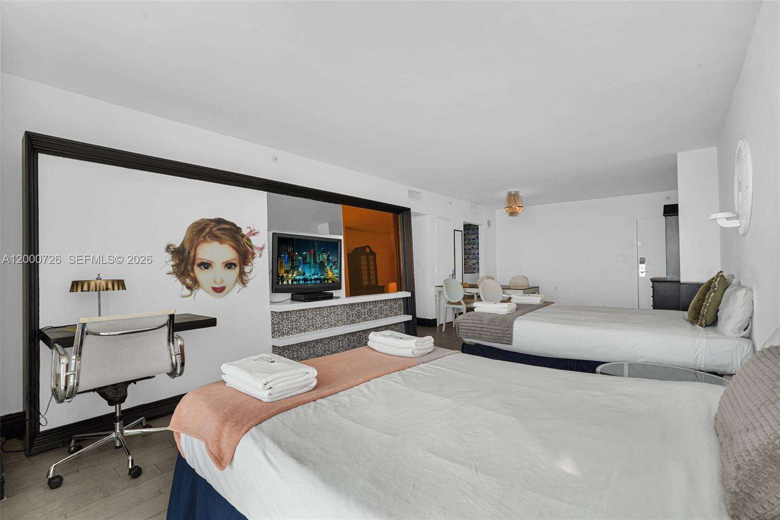 Mondrian Unit #916 | Picture 24