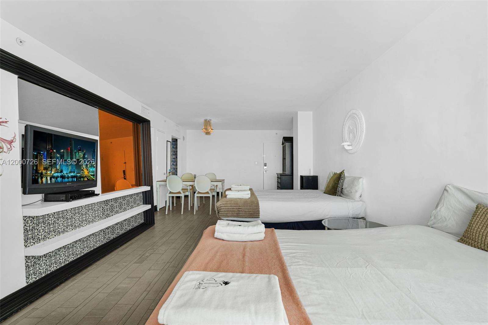 Mondrian Unit #916 | Picture 25