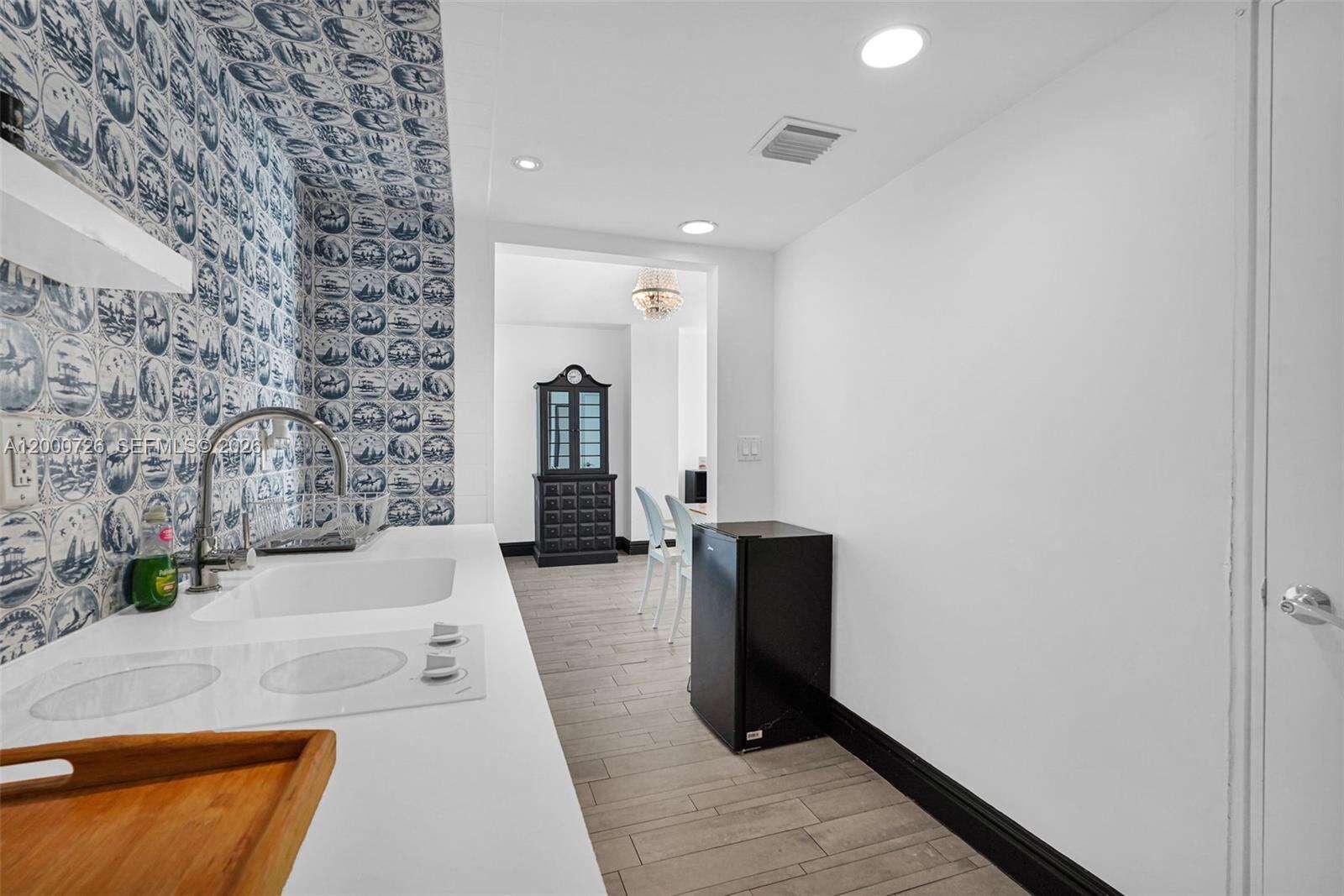 Mondrian Unit #916 | Picture 27