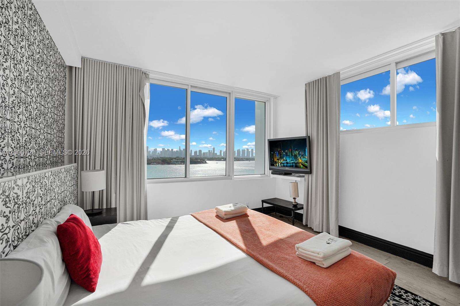 Mondrian Unit #916 | Picture 33