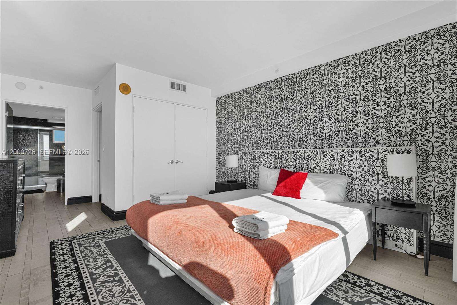 Mondrian Unit #916 | Picture 34