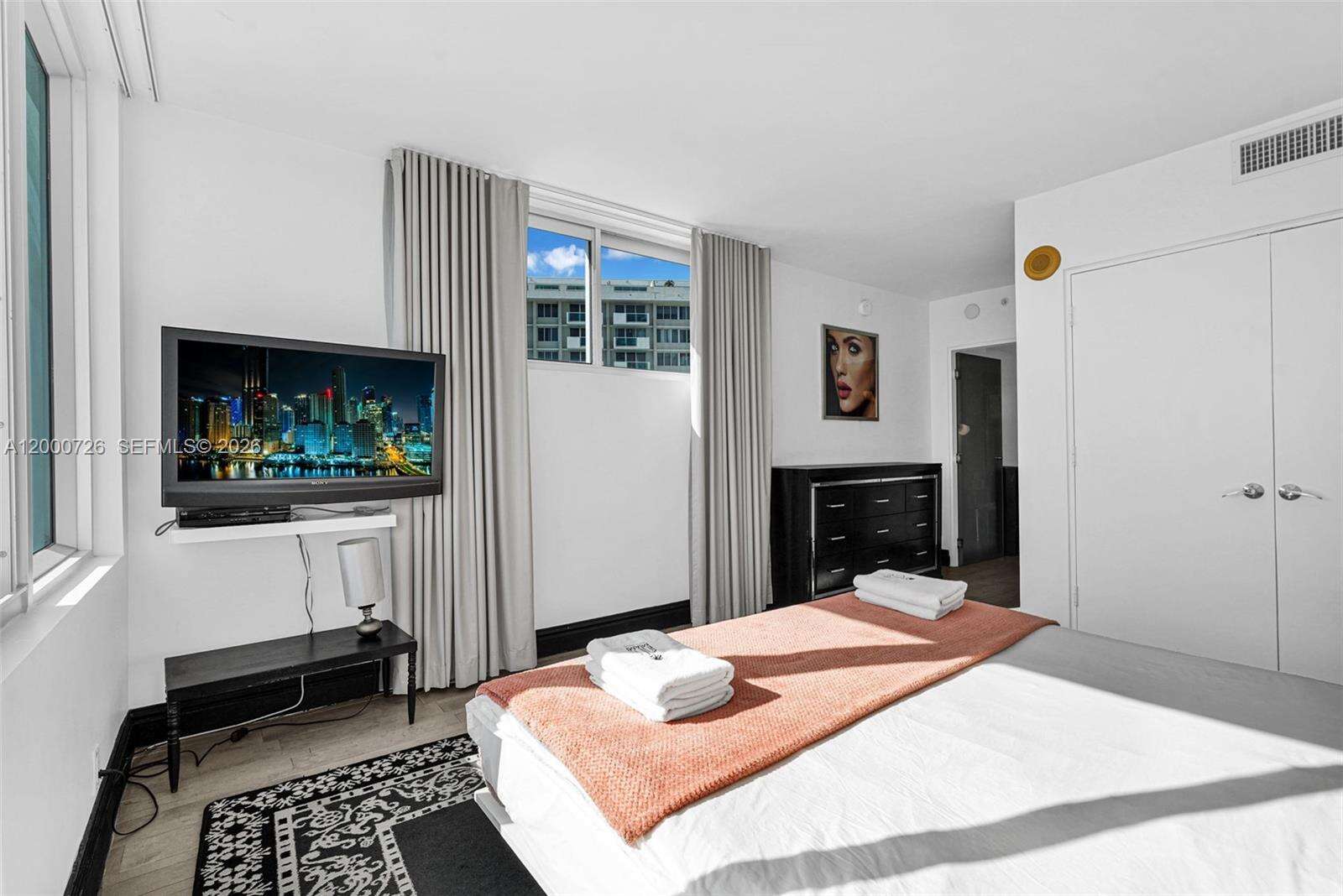 Mondrian Unit #916 | Picture 35