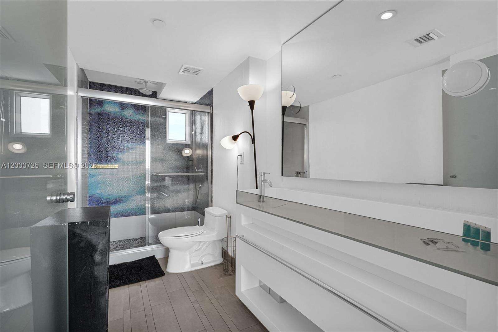 Mondrian Unit #916 | Picture 36