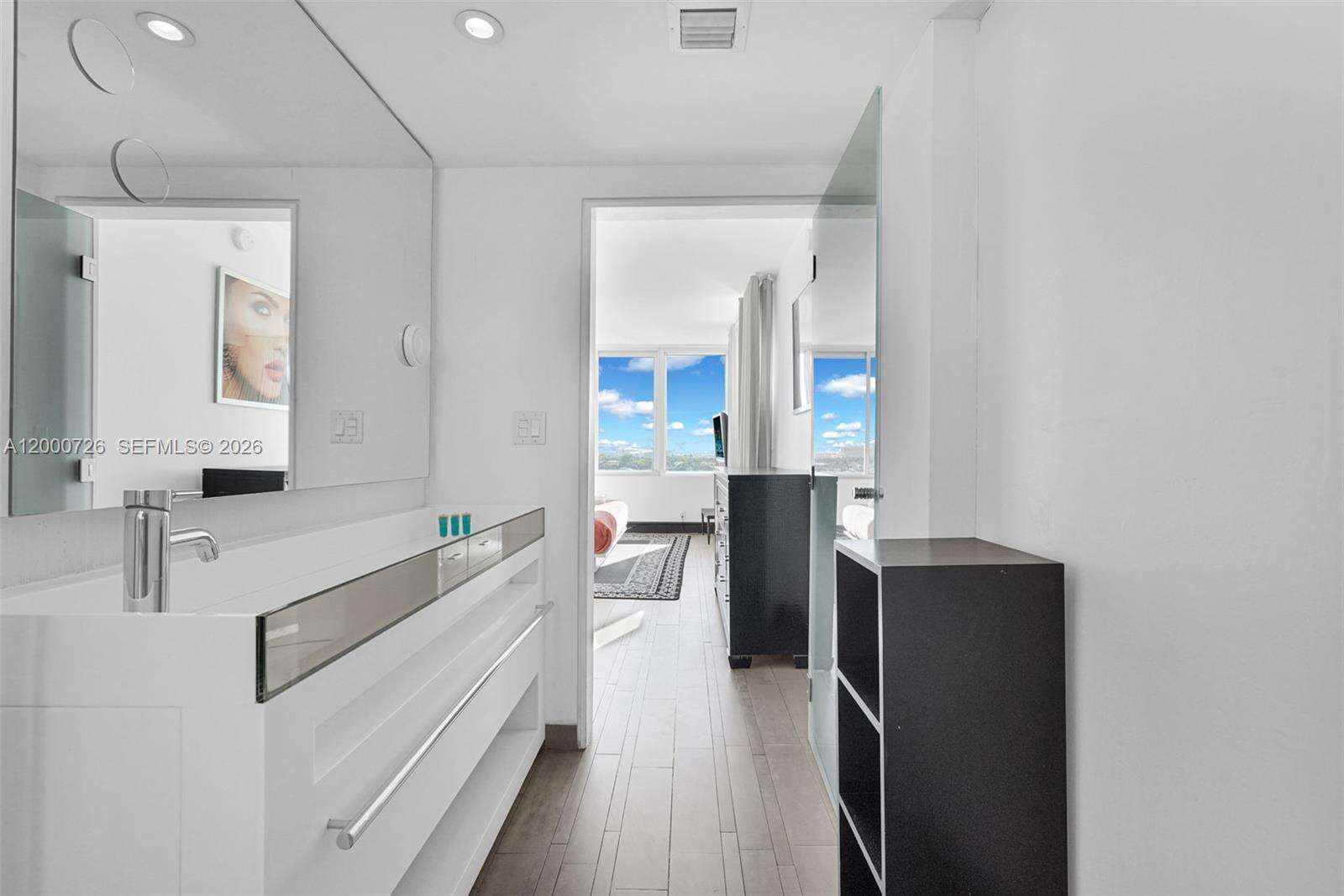 Mondrian Unit #916 | Picture 37