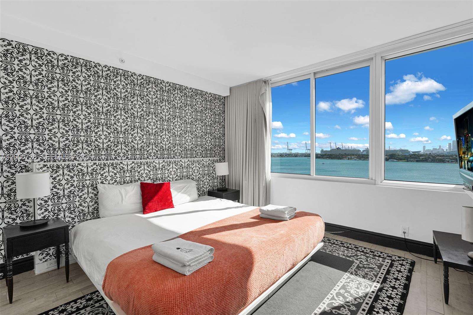 Mondrian Unit #916 | Picture 38