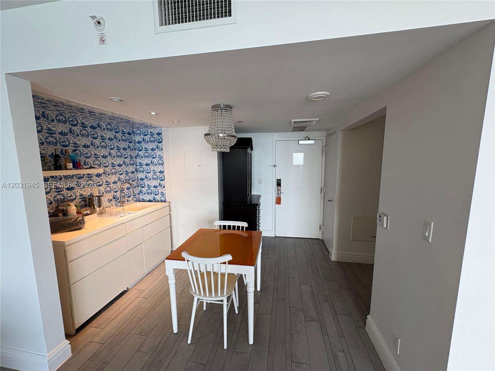 Mondrian Unit #418 | Picture 8