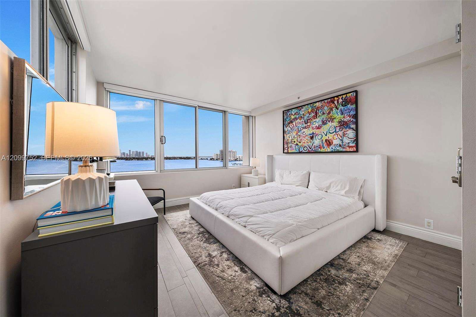 Mondrian Unit #926 | Picture 9