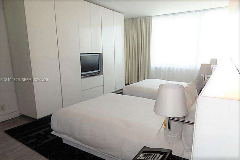 Mondrian Unit #517 | Picture 3