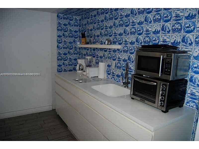 Mondrian Unit #916 | Picture 15