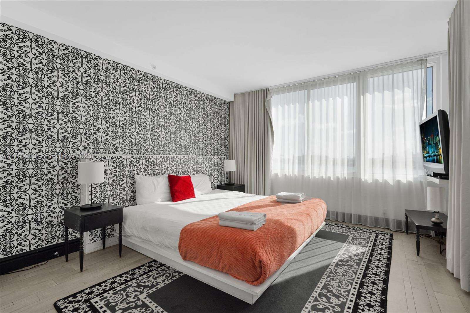 Mondrian Unit #916 | Picture 21