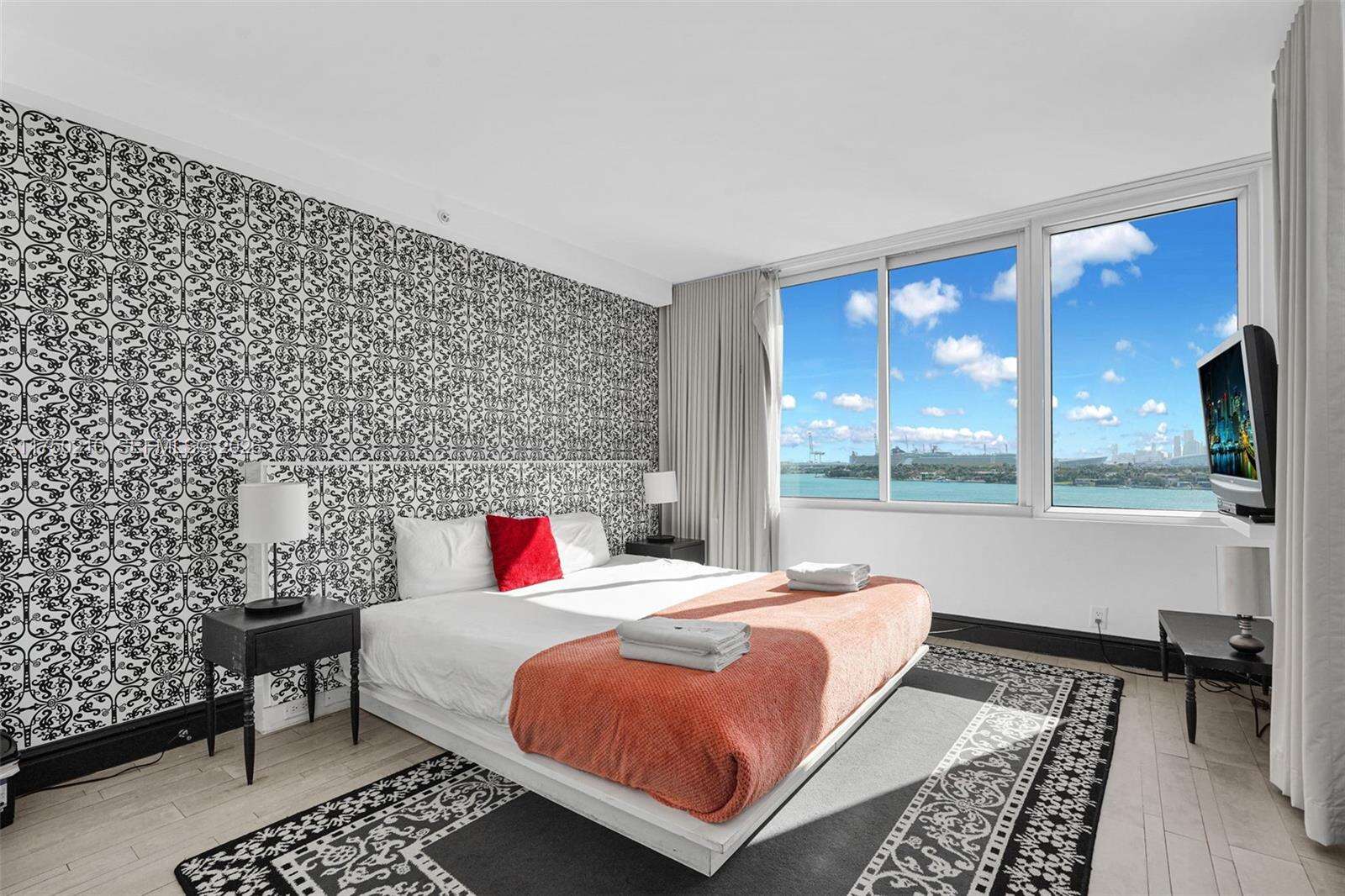 Mondrian Unit #916 | Picture 22