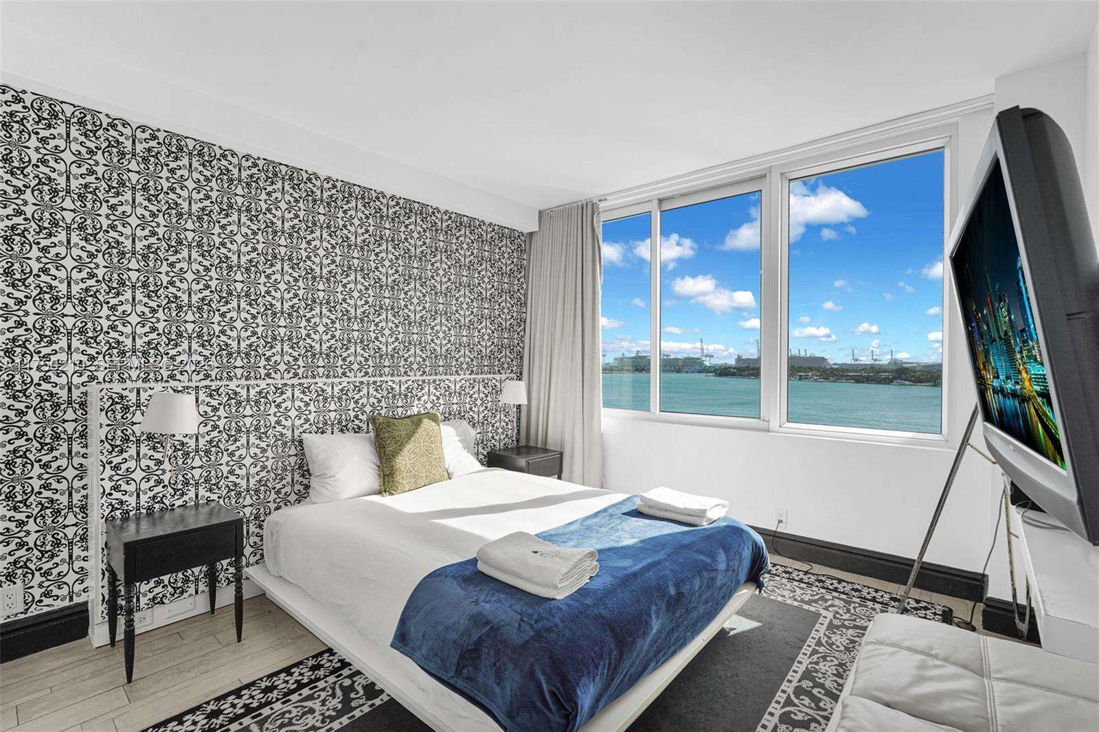 Mondrian Unit #916 | Picture 23