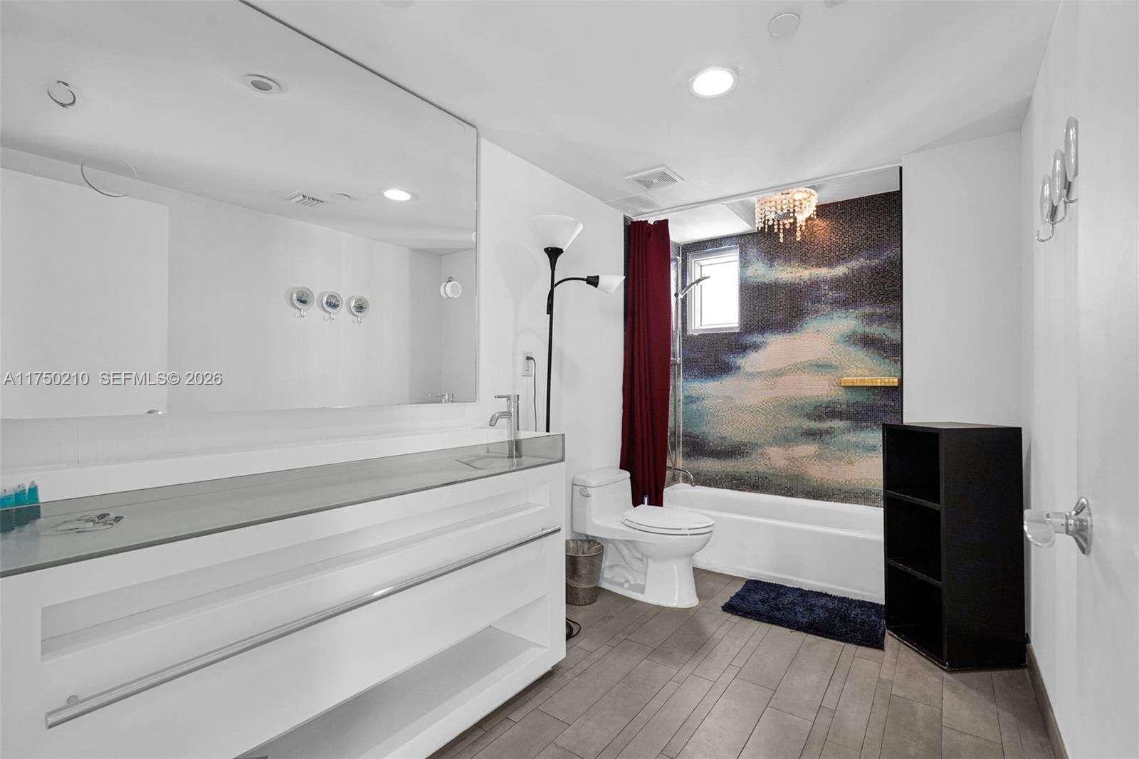 Mondrian Unit #916 | Picture 27