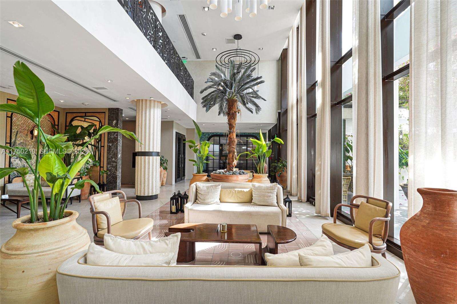 Mondrian Unit #916 | Picture 28