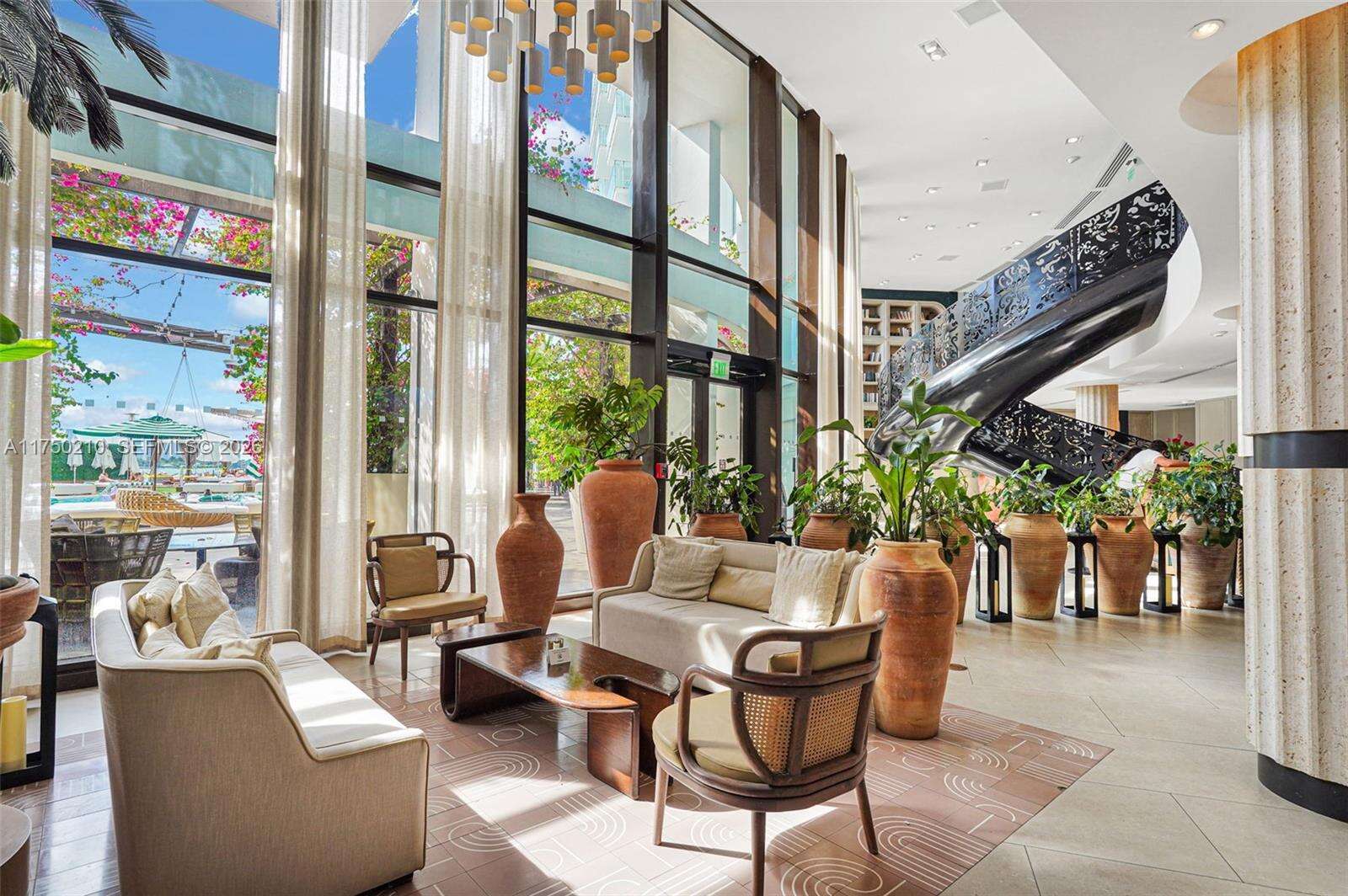 Mondrian Unit #916 | Picture 30