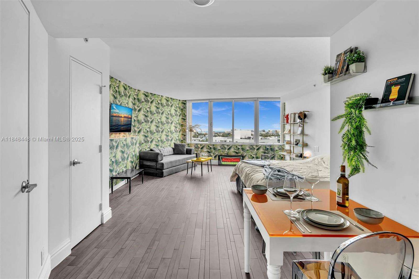 Mondrian Unit #1019 | Picture 17