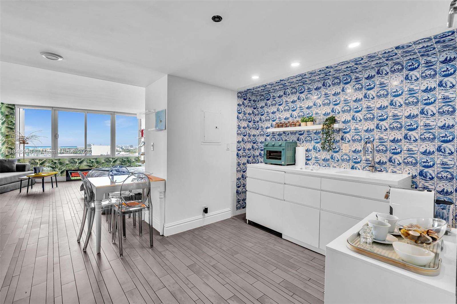 Mondrian Unit #1019 | Picture 3