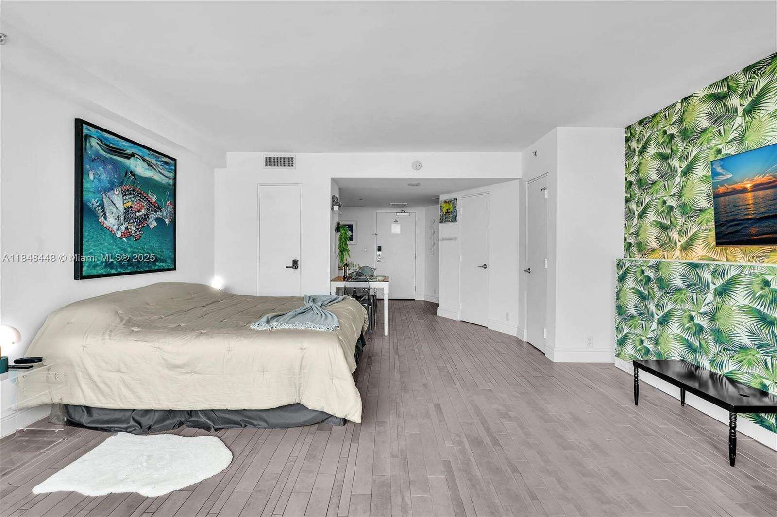 Mondrian Unit #1019 | Picture 21