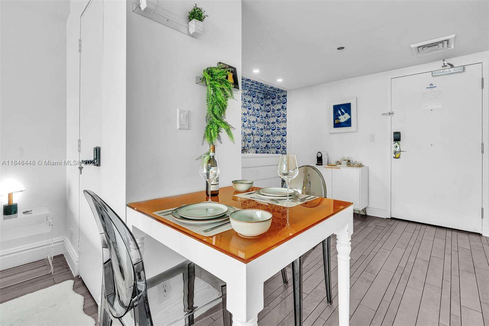 Mondrian Unit #1019 | Picture 24