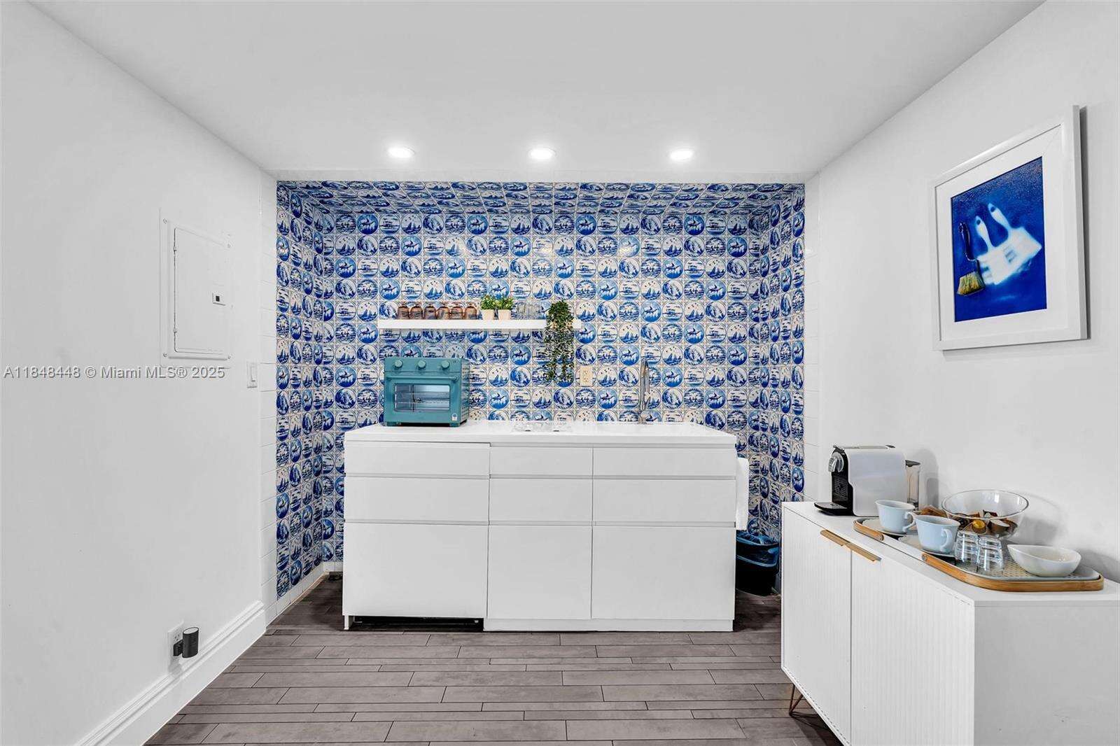 Mondrian Unit #1019 | Picture 4