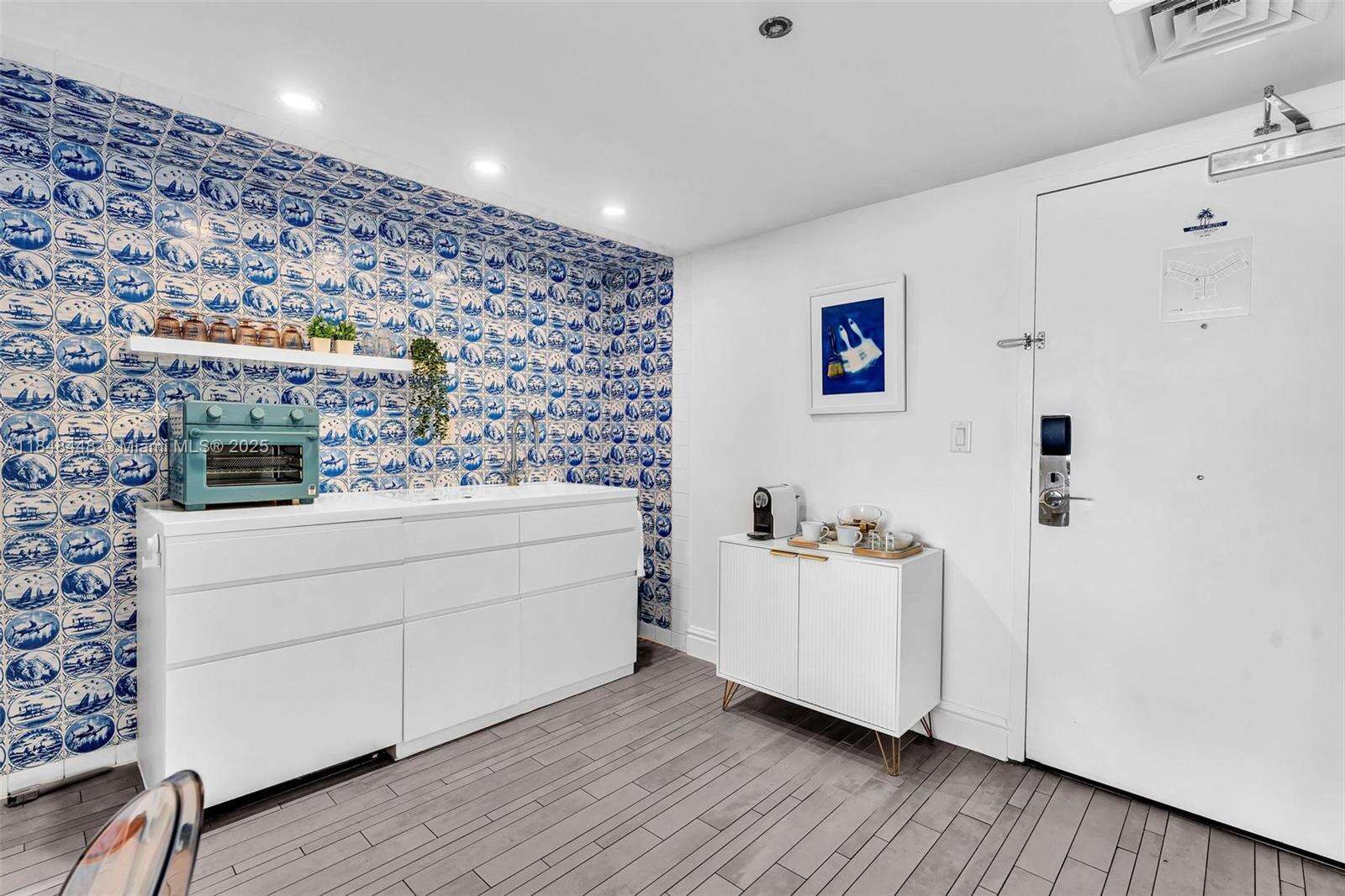 Mondrian Unit #1019 | Picture 5