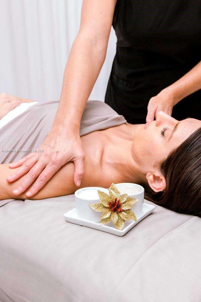 Mondrian Unit #1019 | Picture 45