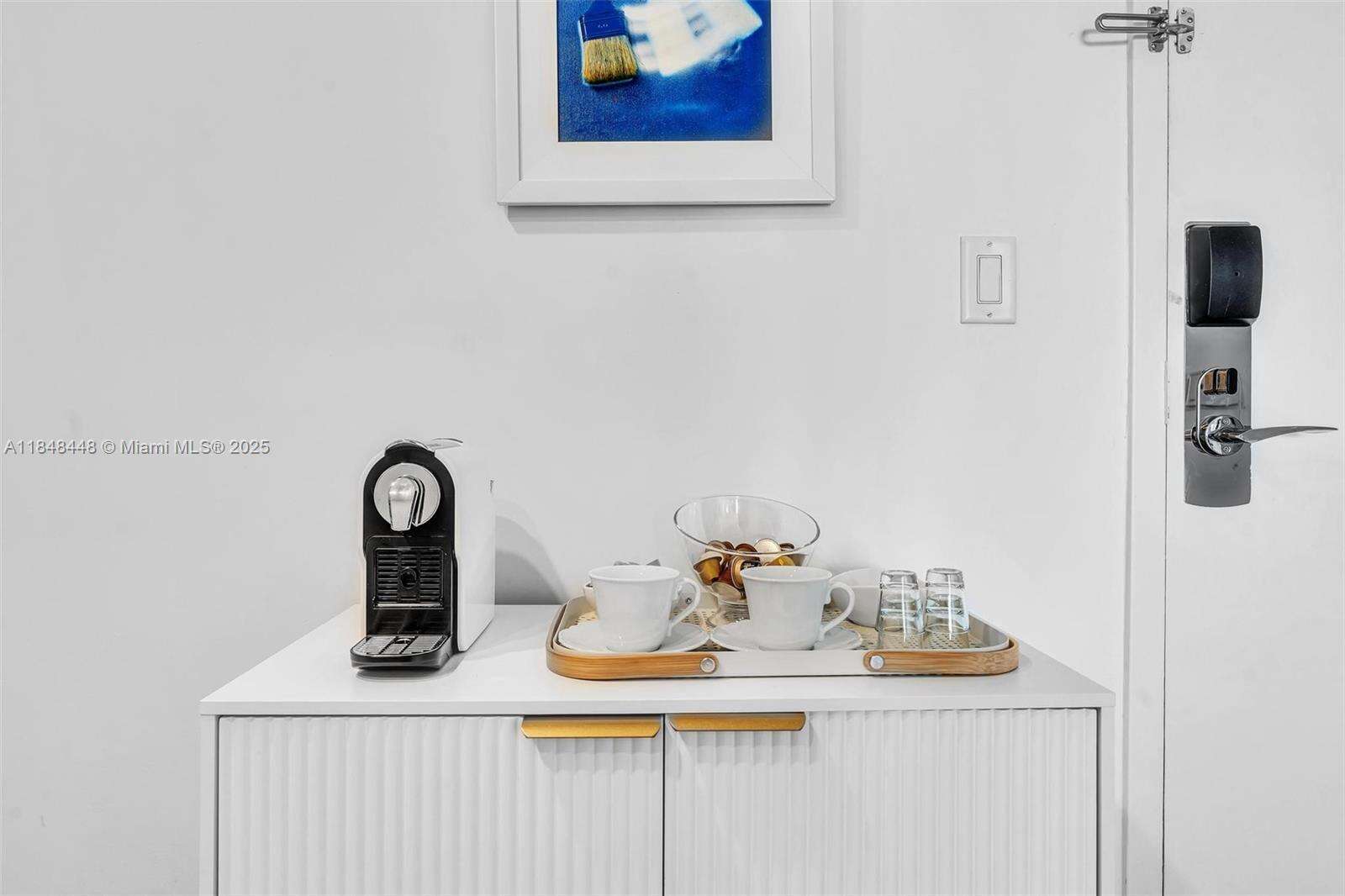 Mondrian Unit #1019 | Picture 6