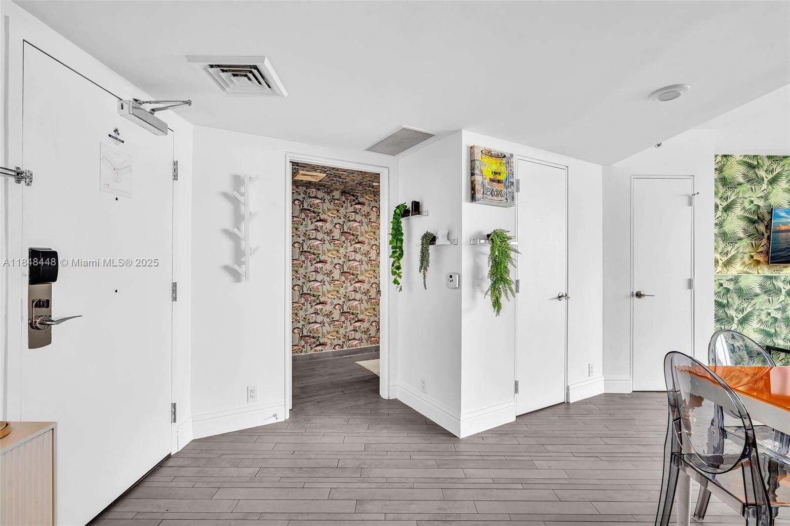 Mondrian Unit #1019 | Picture 9