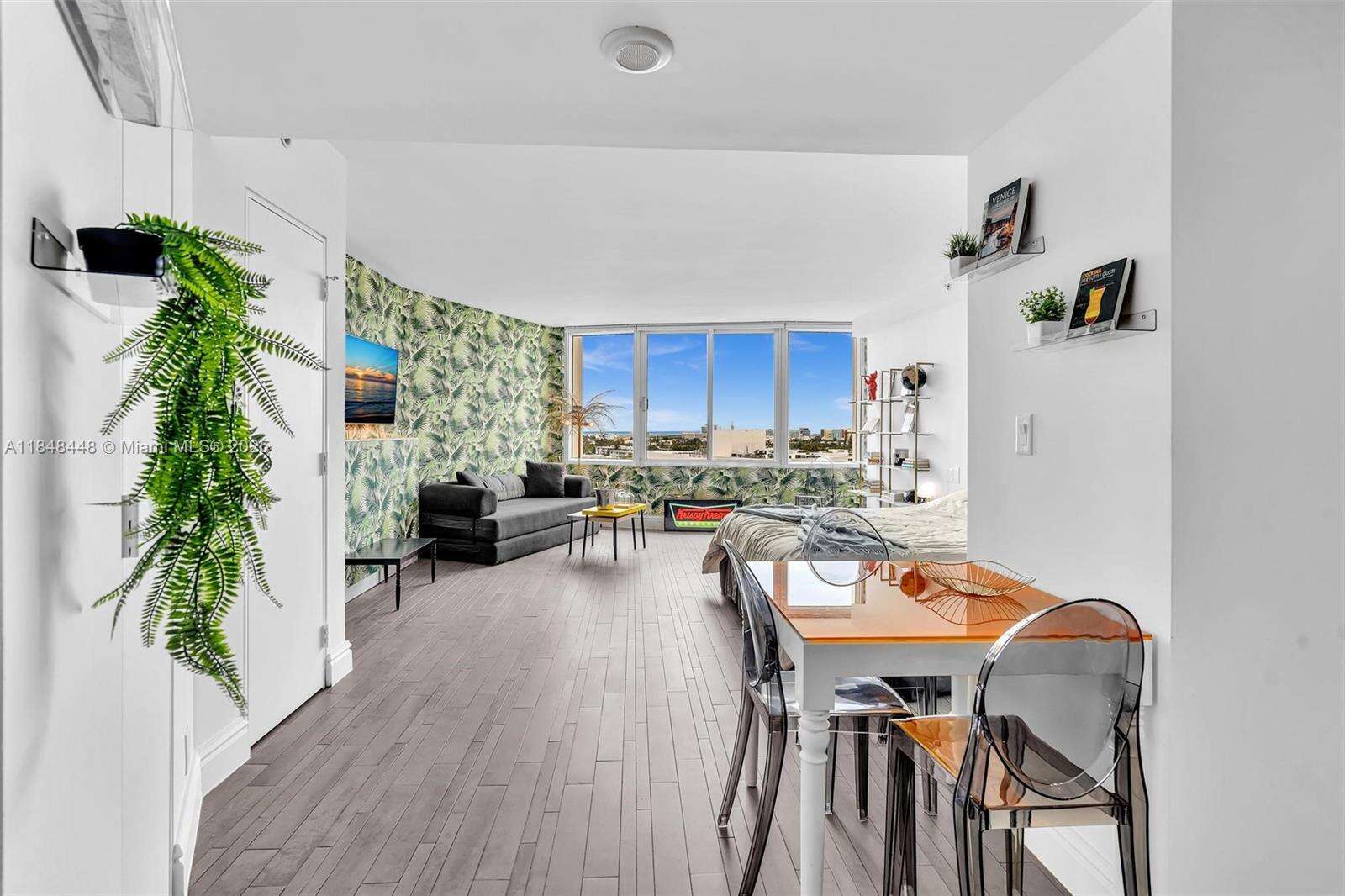 Mondrian Unit #1019 | Picture 10