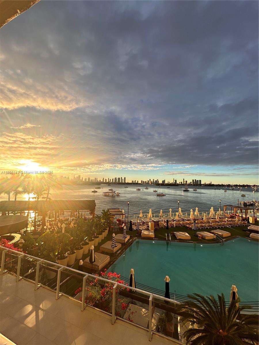 Mondrian Unit #322 | Picture 2