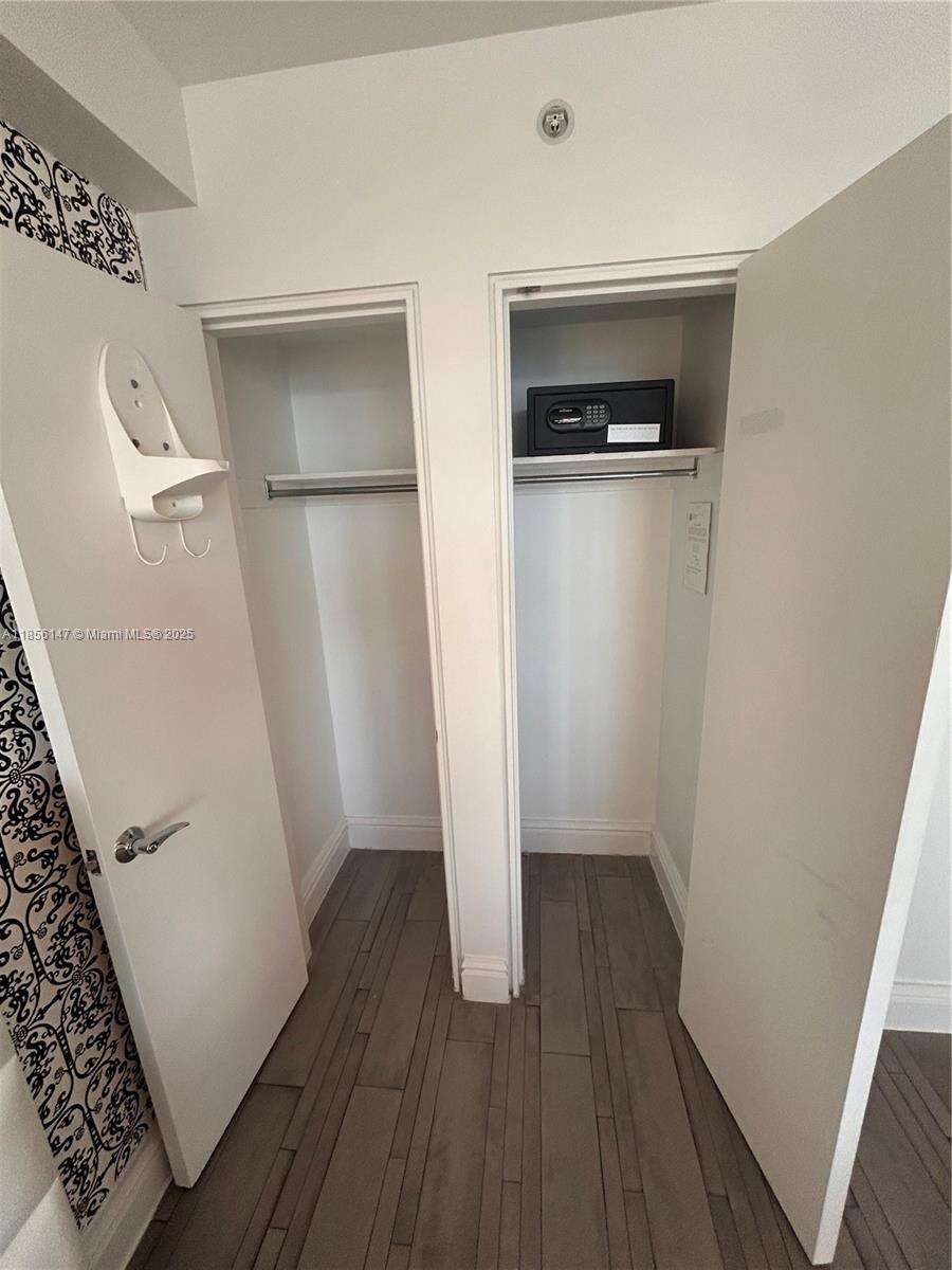 Mondrian Unit #322 | Picture 13