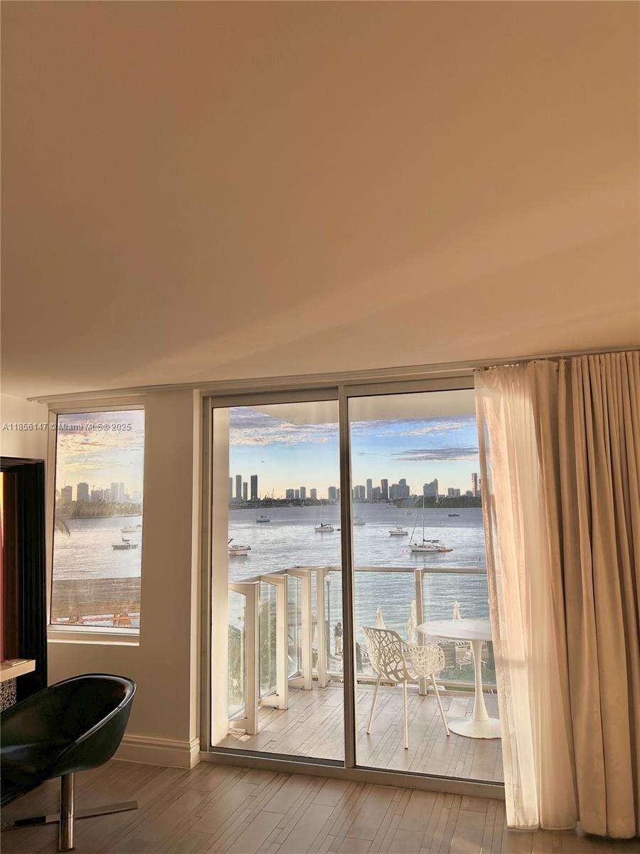 Mondrian Unit #322 | Picture 15