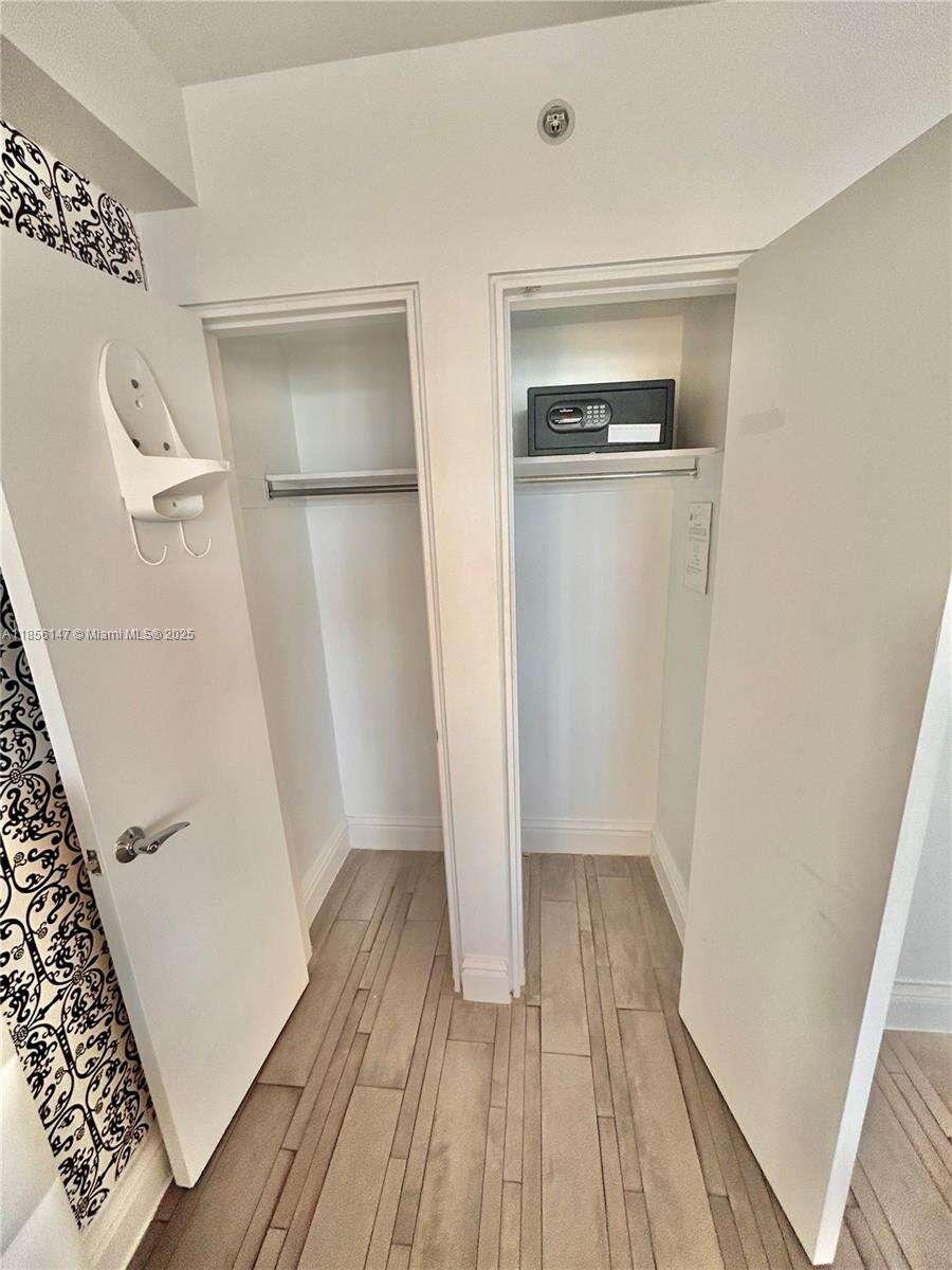 Mondrian Unit #322 | Picture 17