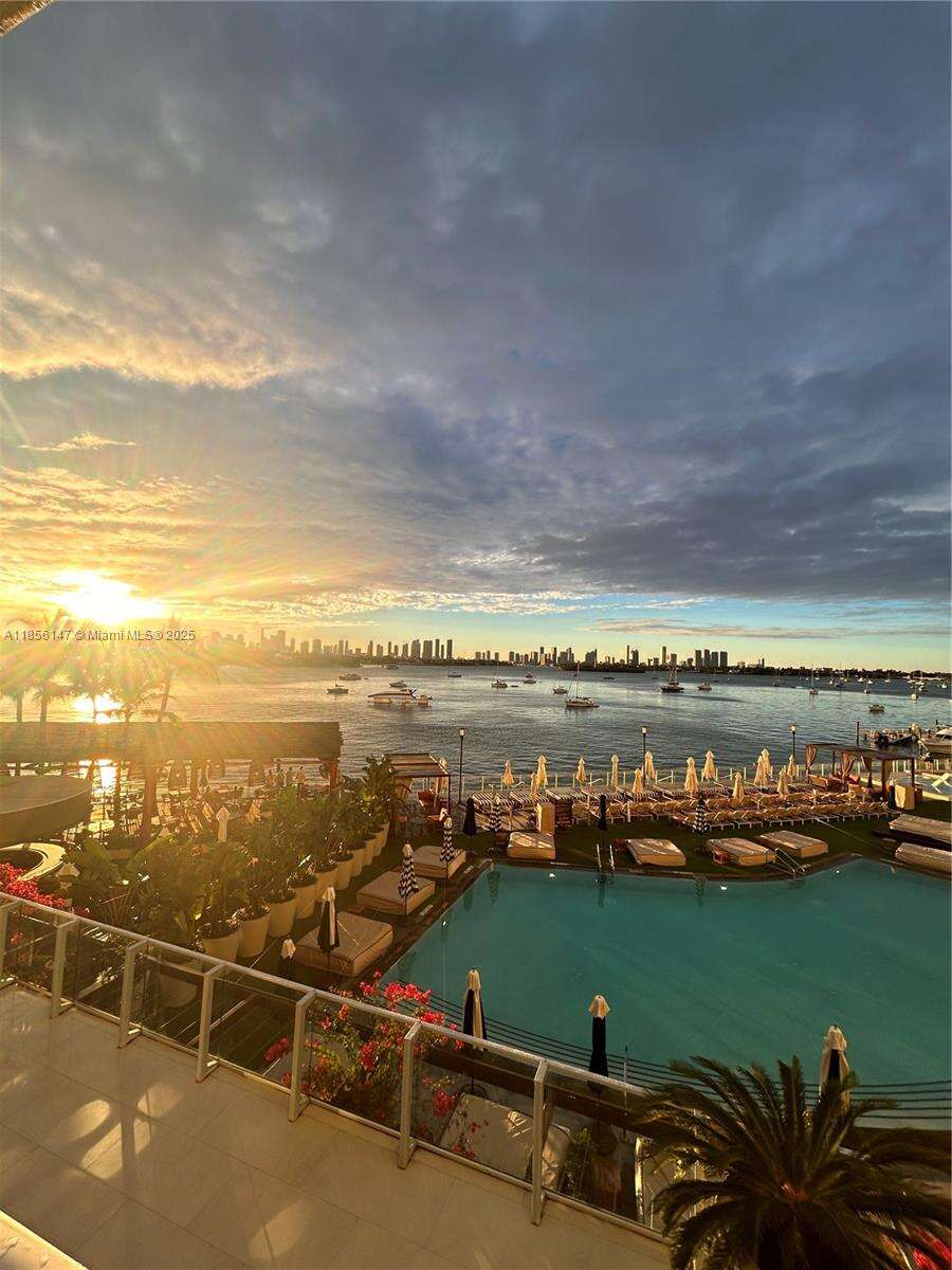 Mondrian Unit #322 | Picture 3