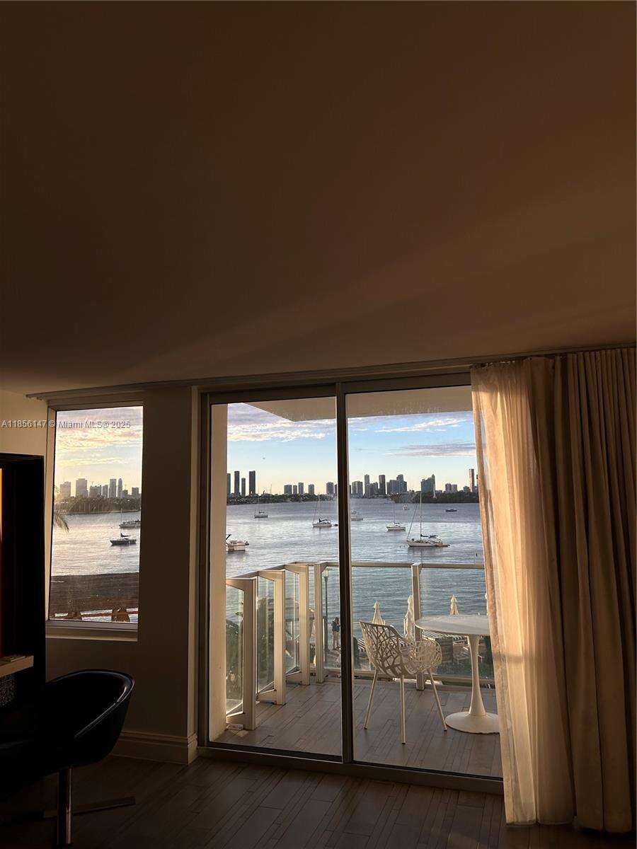 Mondrian Unit #322 | Picture 22