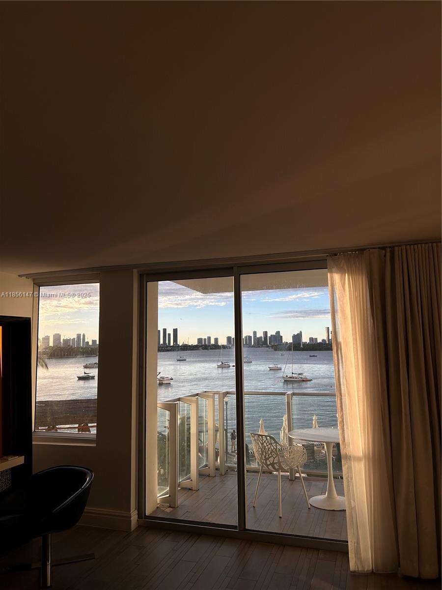 Mondrian Unit #322 | Picture 23