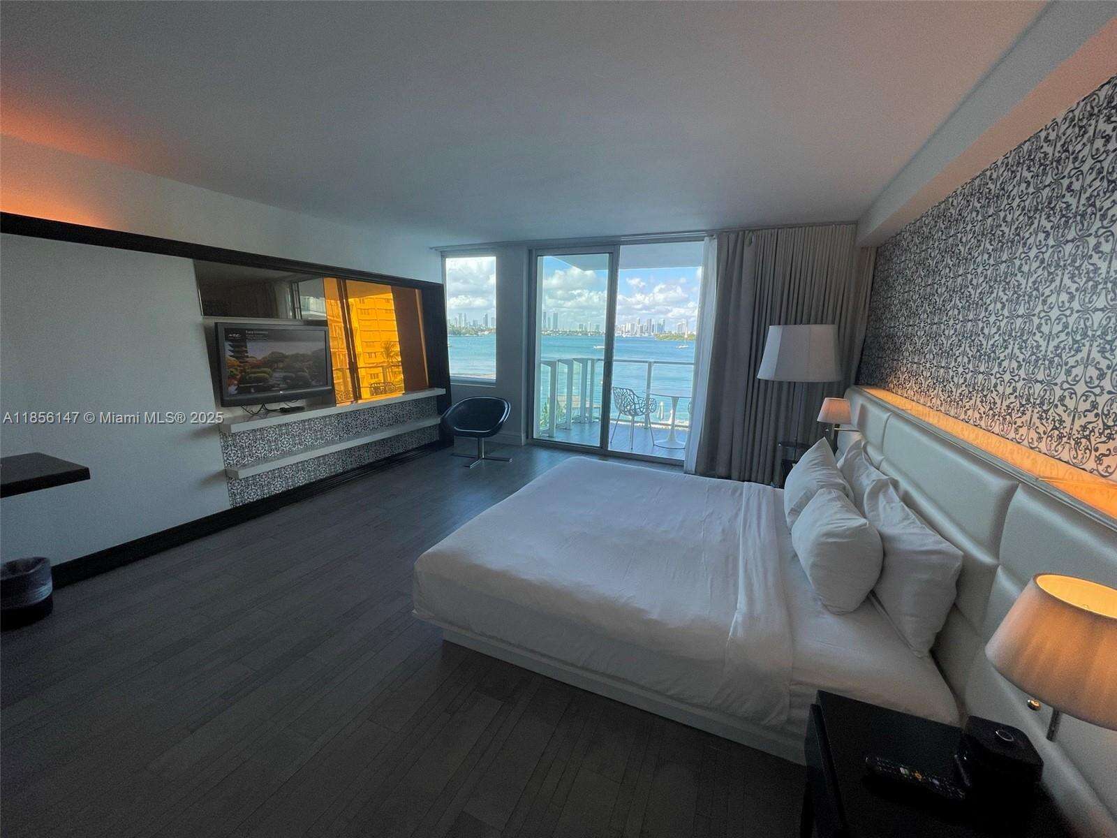 Mondrian Unit #322 | Picture 24